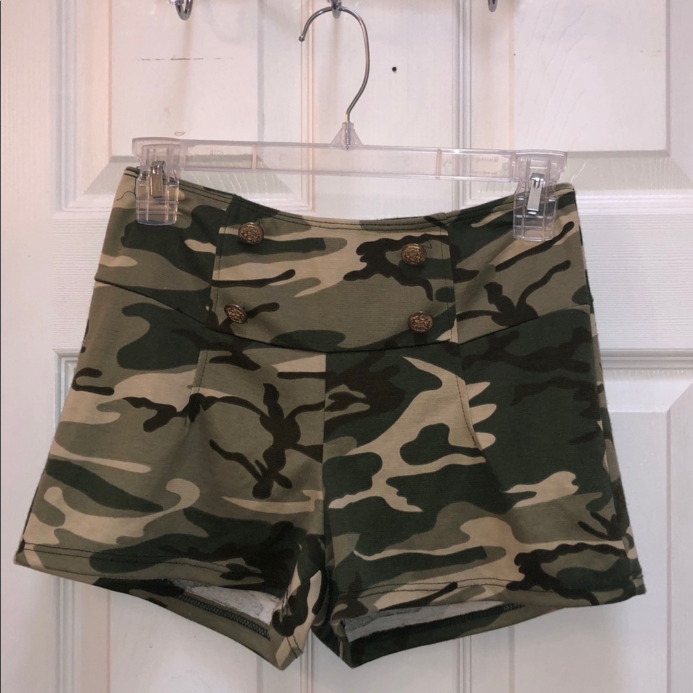 Camo stretchy shorts